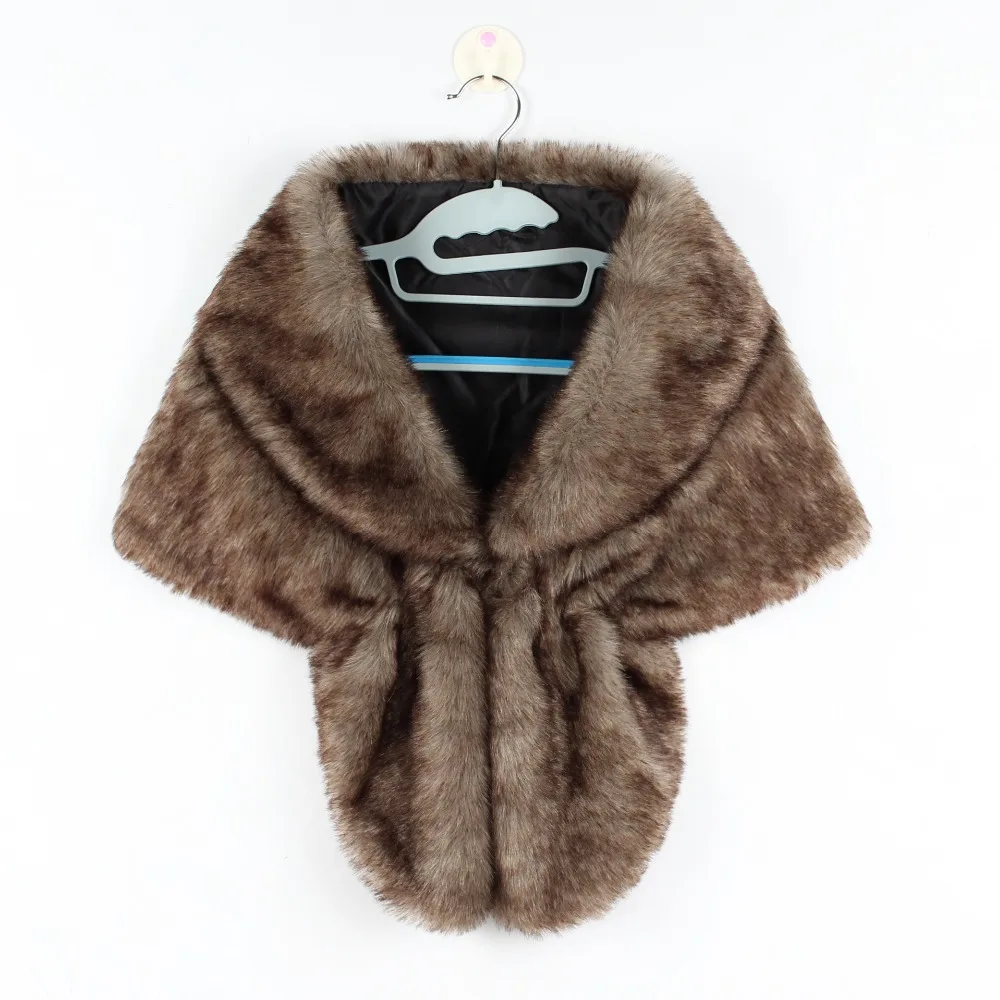 The bride's fur lapel cape was a butterfly cape (11)