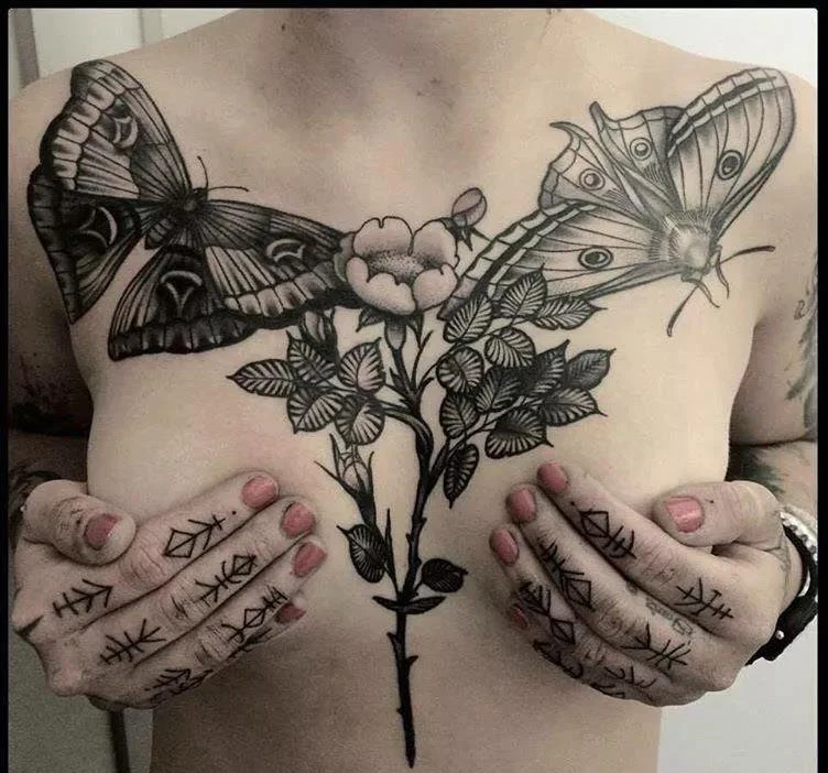Frauen brust tattoo