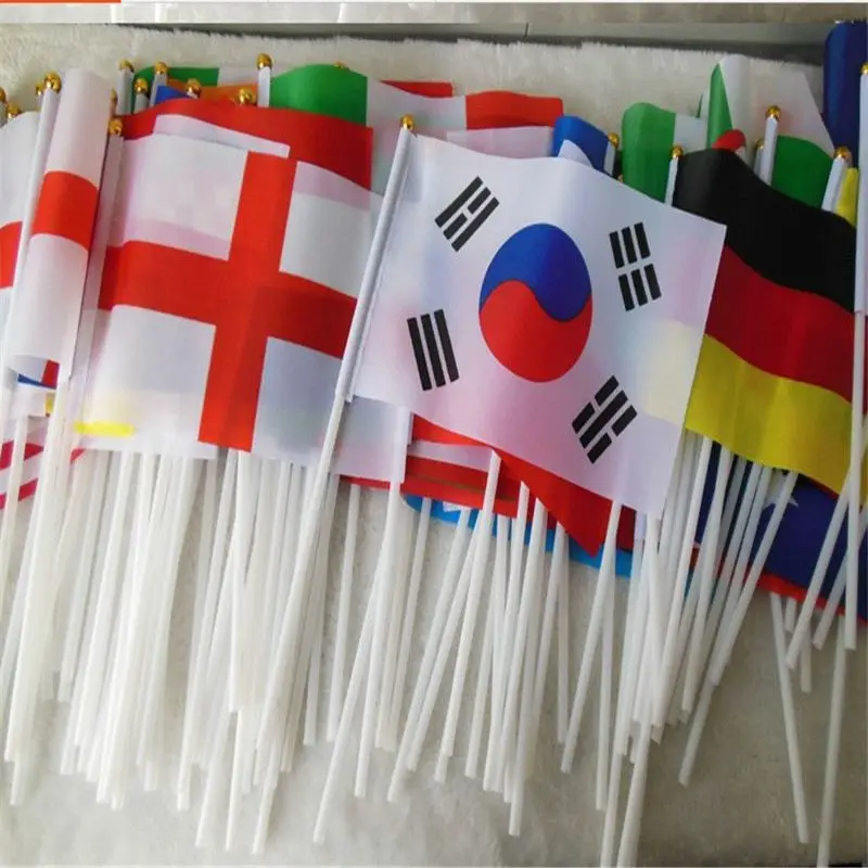 Руки флаги страны мира с полюсами Слово Кубок 32 стран Малый бандейра команды Бандеры для футбольного клуба любителей футбола