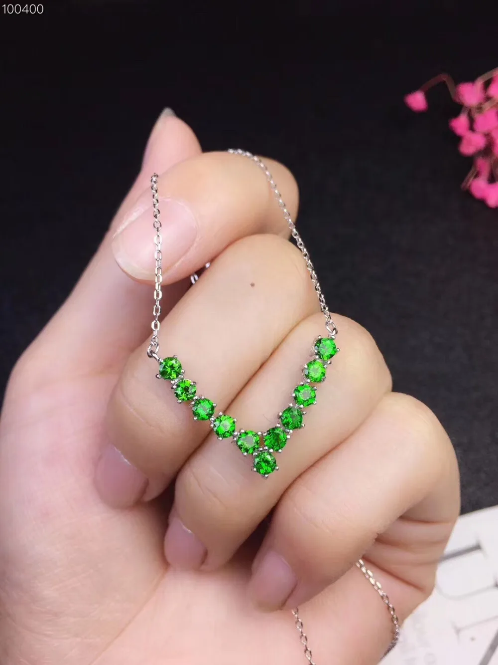 Naturel vert diopside gem collier naturel pierre précieuse élégant V triangle pendentif collier S92