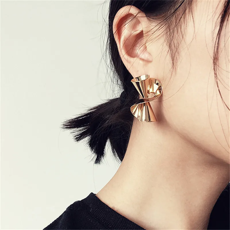 

Golden s-shaped chic stud earrings Three-dimensional space abstract rotation distortion Smooth earrings