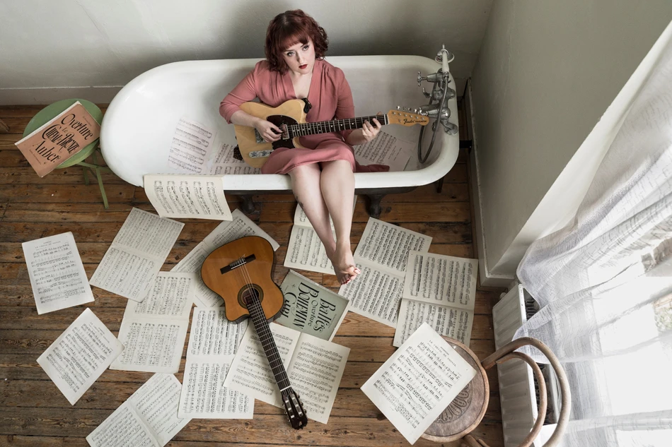 女の子の遊び ギター で浴室音楽ポスター高品質画像印刷家の装飾布シルク の壁アート Play Blues Guitar Guitar Packages For Saleplay Castle Aliexpress
