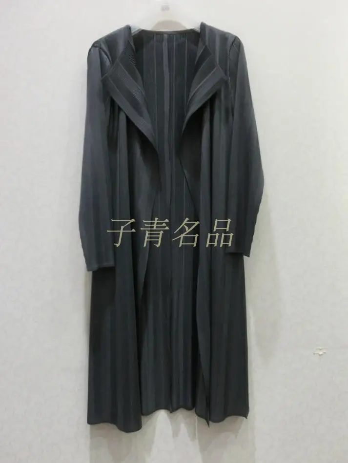 Miyake fold/осенний комплект из двух предметов в бронзовую полоску, плиссированная ветровка с длинными рукавами+ большое свободное платье с короткими рукавами