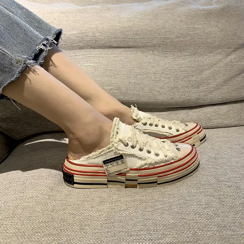 tenis com a parte de tras aberta