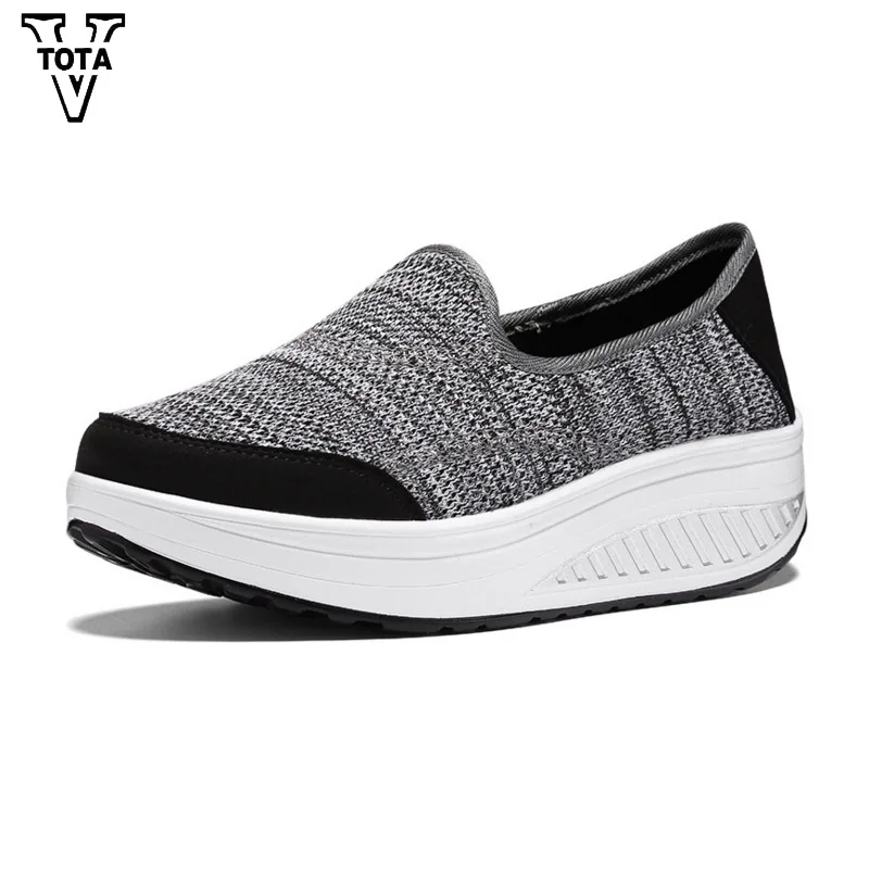 Online VTOTA nuevos zapatos de mujer Zapatillas zapatos de mujer de malla de aire de verano cuñas al aire libre gruesos zapatos casuales Swing JXXY