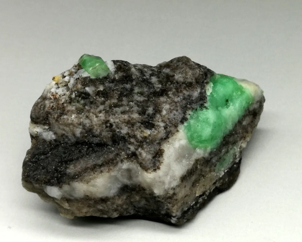 

40g Natural Emerald Green mineral crystal specimen gem grade quartz teaching specimens stone collection from China