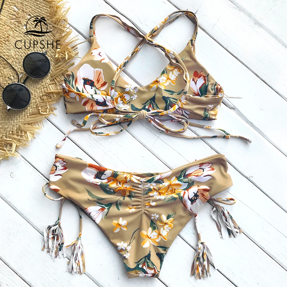 Billige CUPSHE Goldene Strand Flora Print Bikini Set Frauen Dreieck Quaste Halter Tanga Bikini Bademode 2018 Mädchen Badeanzug Badeanzüge