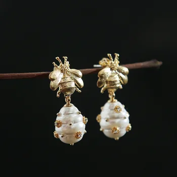 

2019 original natural pearl rivet fashion stylist hand made bees earrings