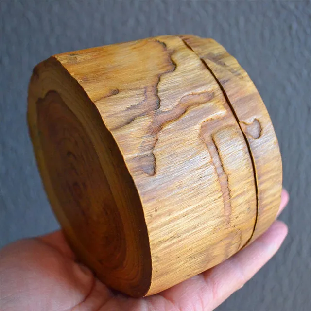 Solid wood jewelry boxes incorporate the Southeast Asian style of wooden retro jewelry boxes