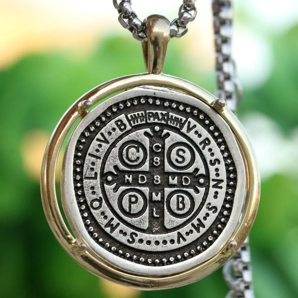 Святые в медальонах. Медальон св. Медальон святого. Медальон святого. Кристофер серебряный.