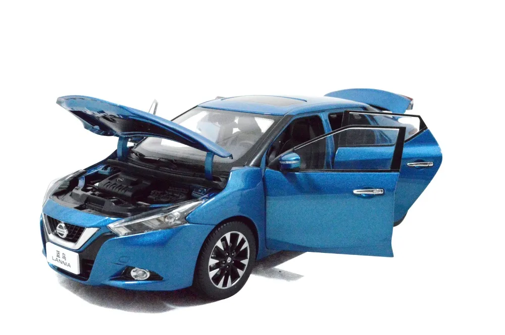 Модель автомобиля под давлением Nissan Lannia (Maxima) 2015 голубая статическая модель из