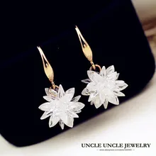 Cristal hermoso Estilo de La Flor Mujer Pendiente Del Gancho Chapado En Oro Brillante Zirconia Flor de Nieve de Diseño Pendientes de Gota Al Por Mayor