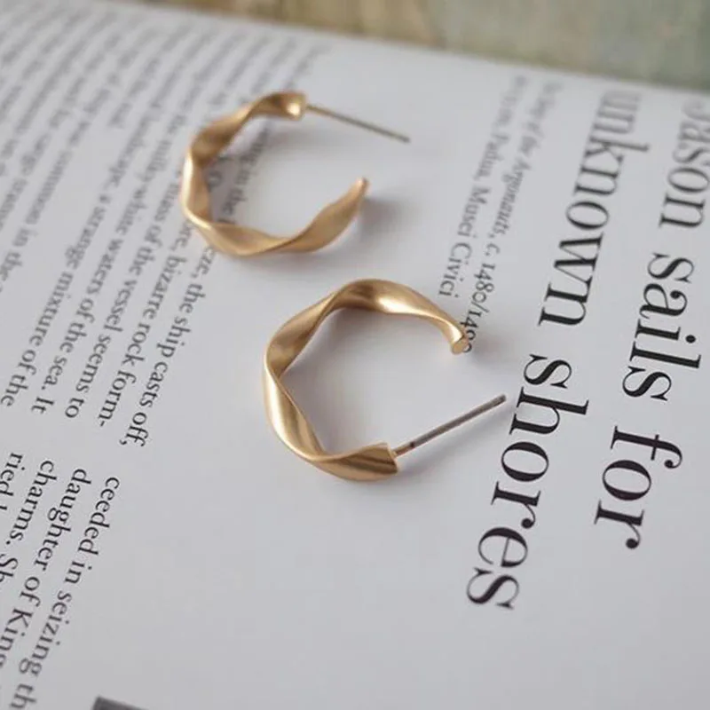 Минималистский матовое золото геометрический маленький с буквенным принтом «С», серьги со шпилькой, для Для женщин аксессуары в Корейском стиле Модные украшения