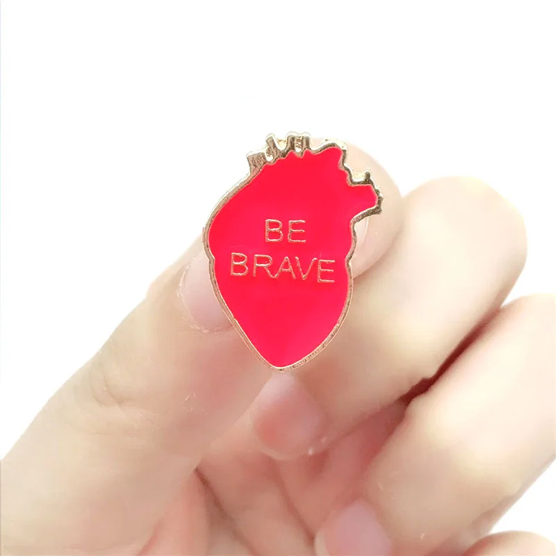 4 Pin значки с героями мультфильмов буквы BE BRAVE Броши для женщин Brave Heart Pins ювелирные изделия для воина эмаль значки на рюкзак сумка аксессуары - Окраска металла: red