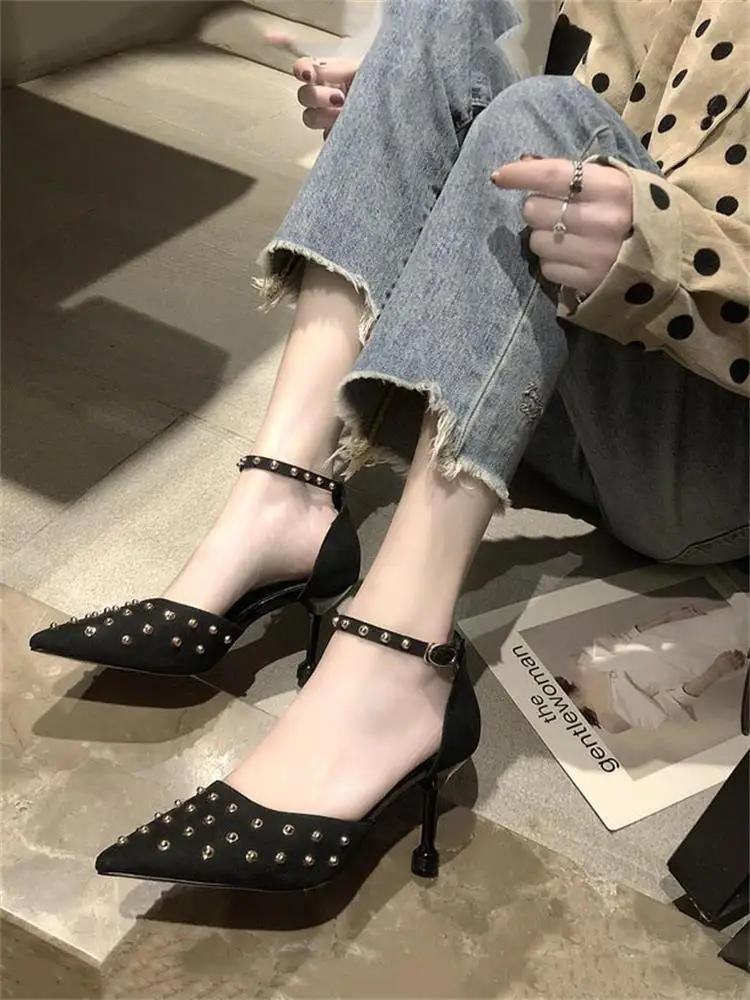 

Korean version of the new summer 2019 word buckle with sexy rivets women's shoes pointed hollow sandals stiletto high-heeled