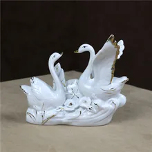 Романтическая фарфоровая статуэтка пары лебедей керамические влюбленные миниатюрное озеро украшение в форме лотоса мишура ручной работы подарок для свадьбы