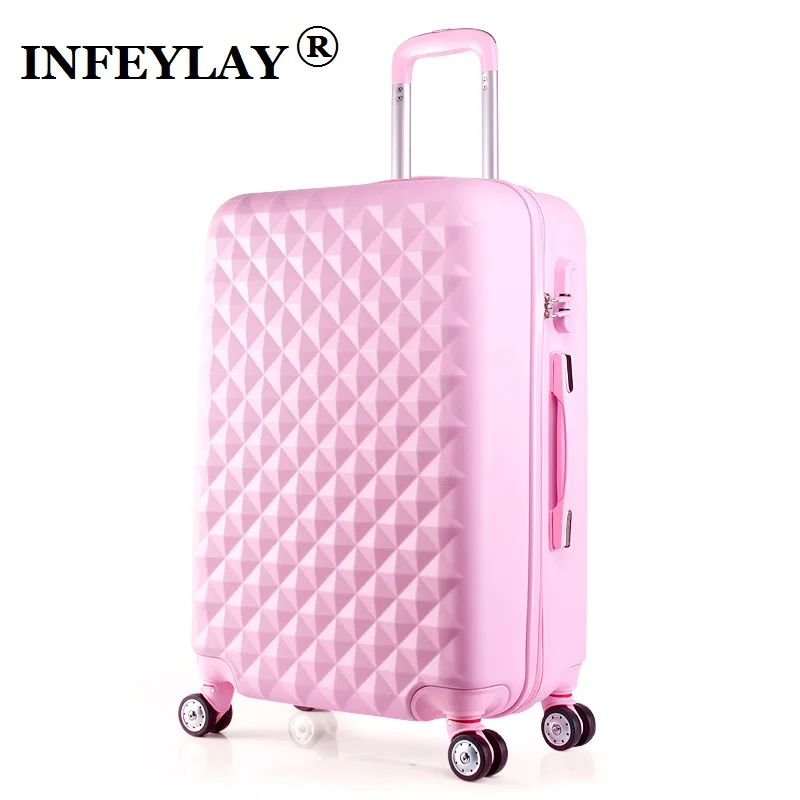 Чемодан для девочек на колесиках. Красивые чемоданы для девушек. Чемодан для девушек модный. Девушка с чемоданом. Чемодан модный.