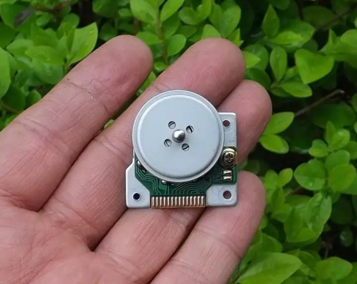 

Micro DC Brushless Motor 3-phase External rotor 5V~12V 9000RPM Mini Mute Silent Brushless Motor 3mm Shaft DIY Toy Model CD-ROM