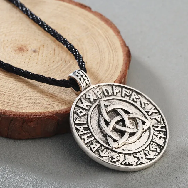 external image Chandler-1pcs-Chain-Viking-Slavic-Talisman-Triangle-Celtic-Knot-Pendant-Necklace-Nordic-Vikings-Rune-Amulet-Torque.jpg_640x640q90.jpg