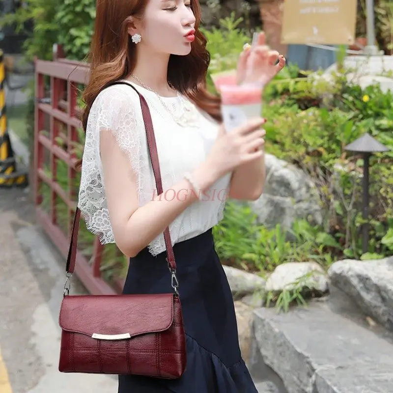 

Middle-aged female bag 2019 new autumn and winter mother shoulder Messenger bag soft leather ladies casual small bag wild