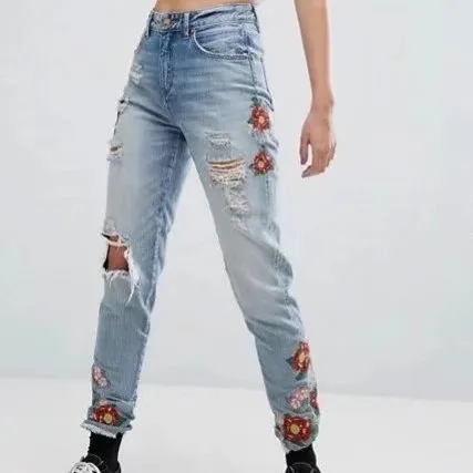 

C0503G15 Europe and the United States 2017 new hole in the middle of the embroidered waist jeans 0506