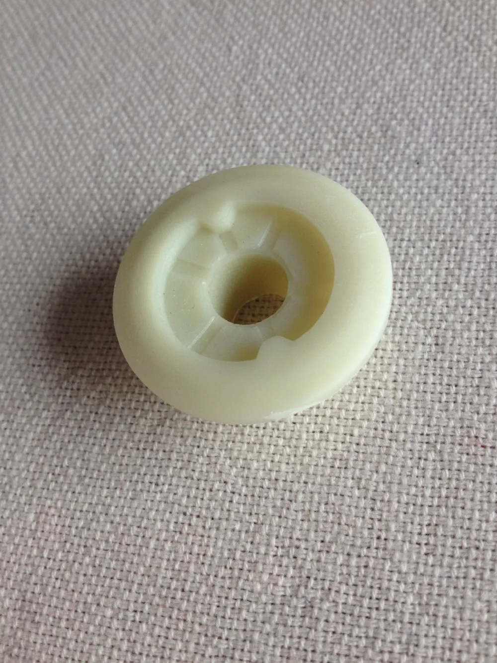 

Free shipping of high quality chainsaw engine oil pump worm gear for 2500 mini size professional bamboo cutting Chain saw