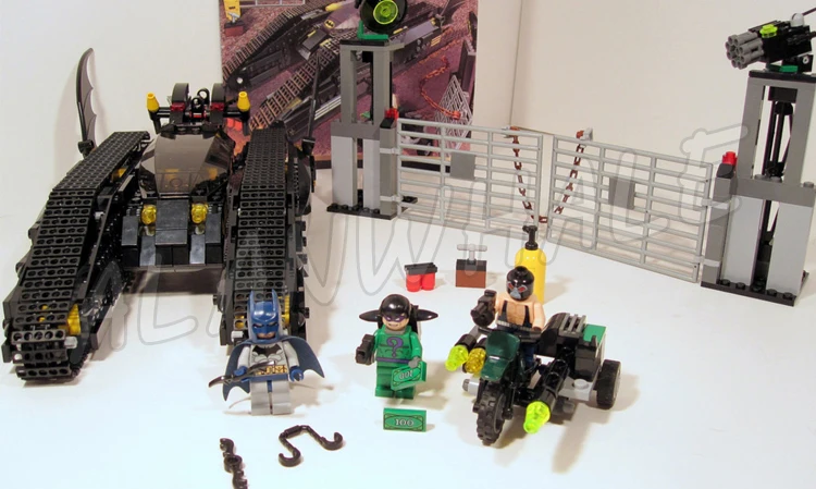 763Pcs Super Heroes Batman Movie Bat Tank The Riddler and Bane's Hideout 07067 Model Building Block