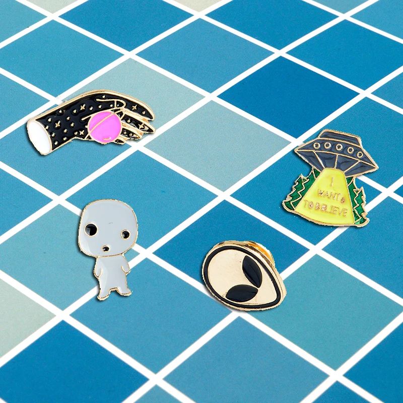

UFO Alien Pin!I want to believe UFO Alien Lapel pin Enamel brooches badges denim cap Funny Jewelry Gift for fans friend