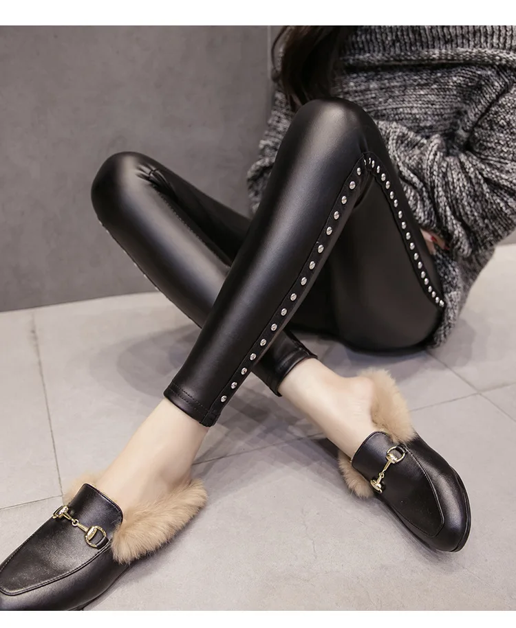 CUHAKCI новый зимний флис матовые леггинсы из искусственной кожи Для женщин модные заклепки Push Up карандаш брюки черные S-XXL Тонкий дамские