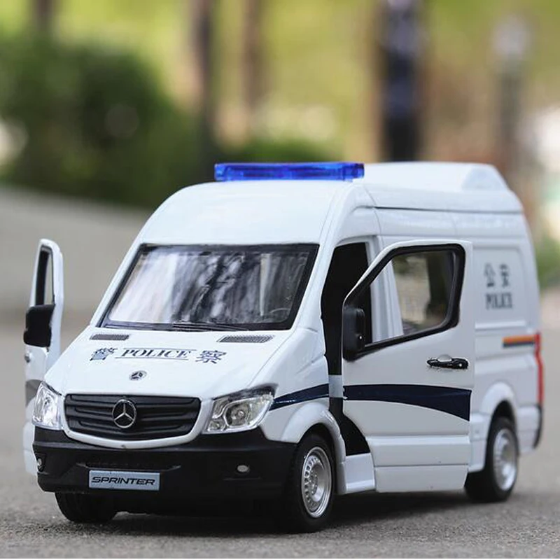 1:36 модель автомобиля скорой помощи Mercedes со звуковым светильник металлические