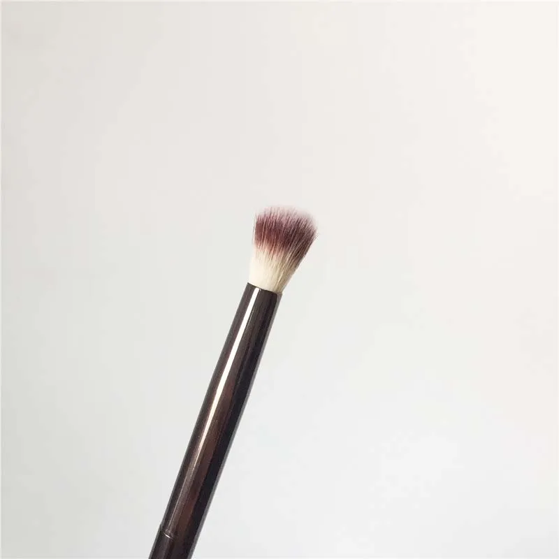 hourglass No.4 Crease Brush _ 3
