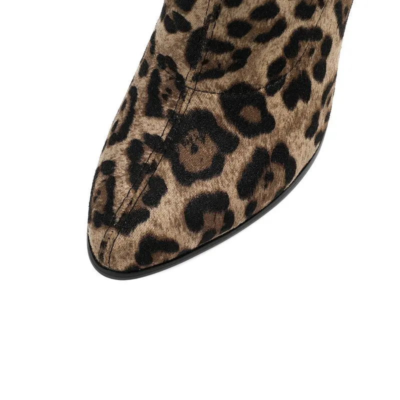 Пикантные женские ботфорты с леопардовым принтом; коллекция года; эластичные сапоги из искусственной замши; удобные высокие сапоги на блочном каблуке; Свадебные вечерние сапоги