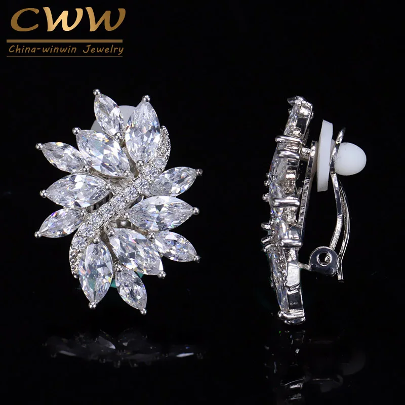 Женские классические серьги клипсы CWWZircons Серебристые в форме цветка с фианитами