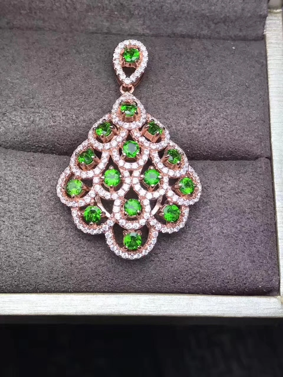 Naturel vert diopside pendentif naturel pierre gemme personnalité fan queue pendentif collier 925 s