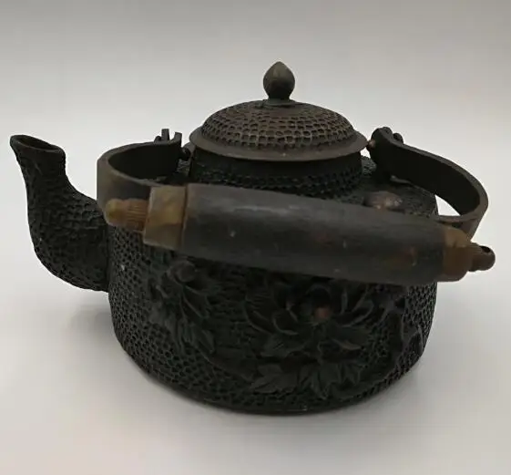 

China Rare Pure Brass Hand Engraving Grapes Teapot