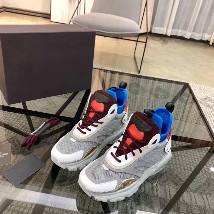 

V Family Early Spring Men's New Style, Limited Monochrome Sports Shoes, Rivet Decorative Fashion Style