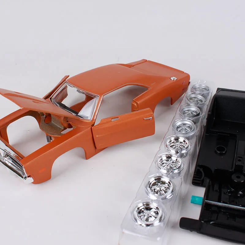 Maisto 1:24 1969 dodge зарядное устройство rt металлическая литая модель автомобиля 33 Части Оранжевый винтажный литой автомобиль Сборная модель автомобиля 39256