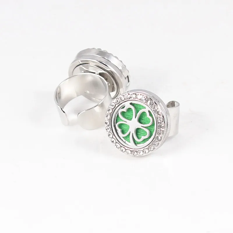 

2018 Four Leaf Clover Diffuser Locket Ring 20mm Essential Oils Perfume Locket Ring Rhinestone Open Cuff Ring Jewelry Wholesale
