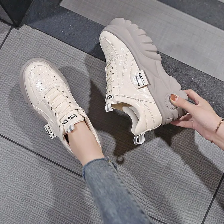 

2019 spring new fashion simple solid color flat shoes women comfortable wild thick soles casual shoes.