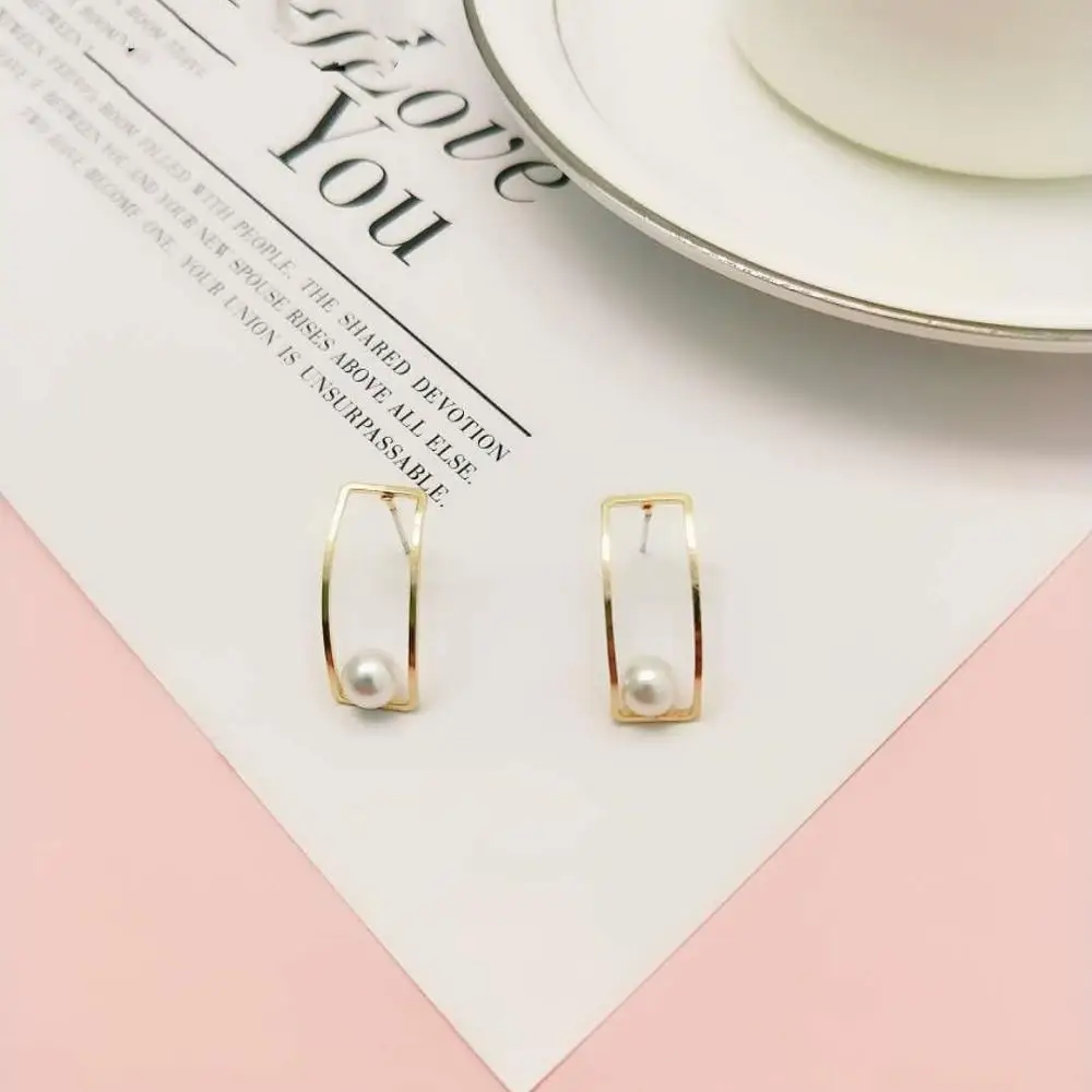 

CUTE WOMEN EARRINGS GOLD COLOR PLATING GOOD QUALITY SIMULATED-PEARL SQUIGGLE EARRINGS