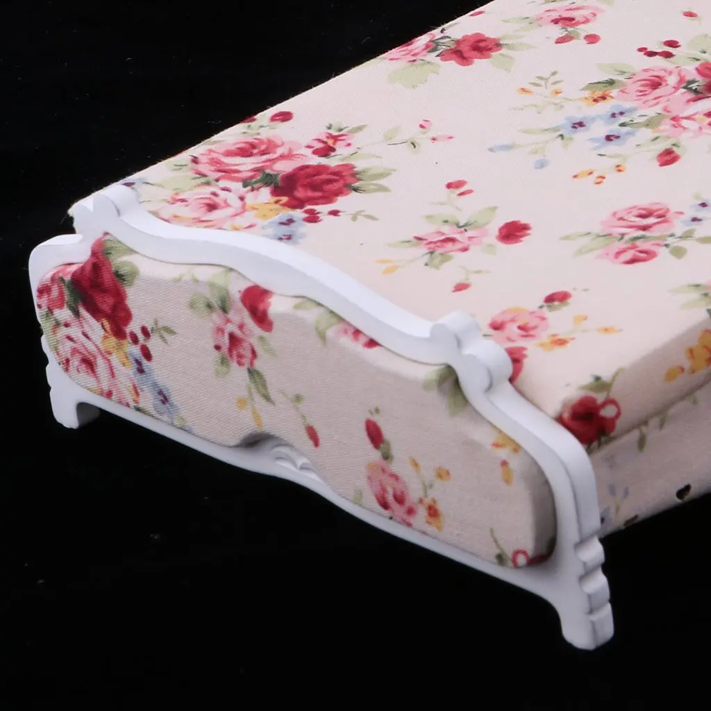  1:12 Scale Dollhouse Bedroom Furniture Wooden Floral Double Bed with 2 Pillow Model Miniature Doll 