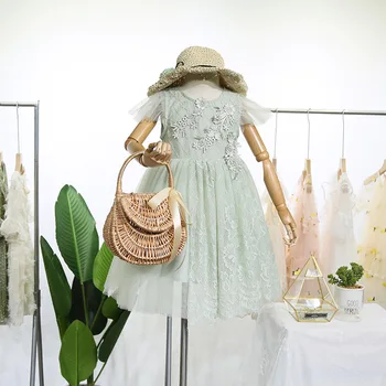 

Roimyal Wholesale 2019 summer new 3-8 years old children's beautiful embroidered flower pattern lace stitching princess dress