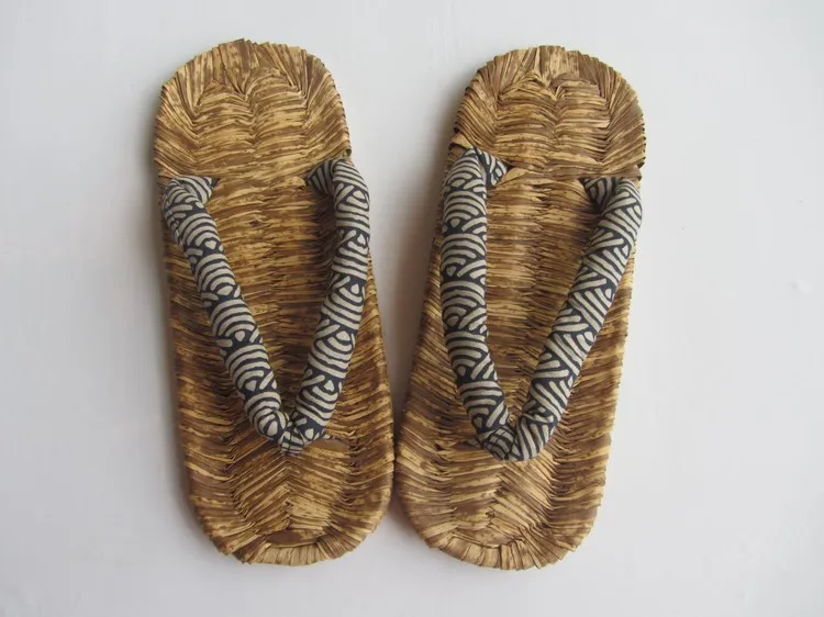 Женские и мужские соломенные тапочки сандалии гэта ручной работы черные/Полосатые тапочки на плоской подошве в японском стиле; Новинка