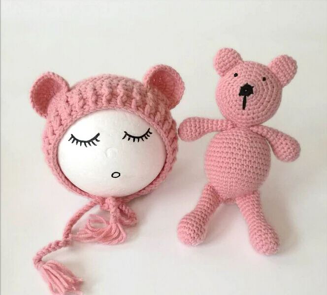 Новые милые шапки с ушками для новорожденных мальчиков и девочек, вязаный костюм, шапка с медведем+ маленькие игрушки-куклы - Цвет: Розово-красный