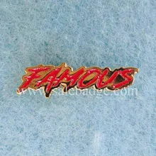 Пользовательские мягкие эмалированные нагрудные булавки красные буквы логотип значок