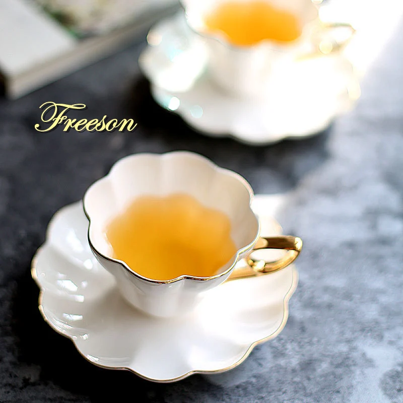 Najtaniej Elegancki kwiat porcelana kostna filiżanka do herbaty ze spodkiem zestaw łyżek 180ml ceramiczna filiżanka biała porcelanowa filiżanka zestaw do herbaty kawiarnia filiżanka espresso