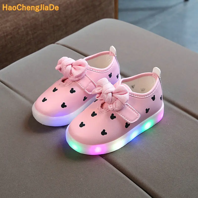 الأطفال بقيادة مصباح ضوء أحذية الفتيان الفتيات الاطفال عارضة أحذية رياضية ماركة جديدة لربيع وصيف مضيئة