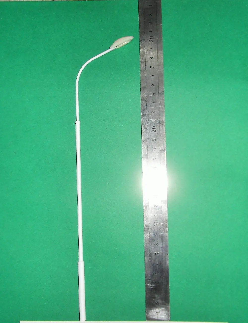

S1-51 1:32 4pcs SCALE MODEL RAILWAY STREET LED LAMPPOSTS/LIGHTS 1 SCALE NEW