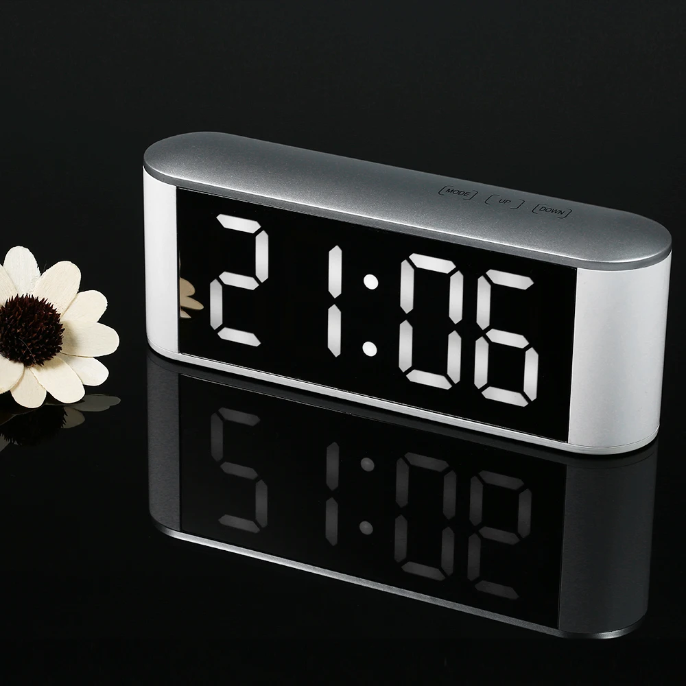 

Digital Alarm Clock USB Powered Touch Control LED Mirror Clock 12H/24H Table Clock With Snooze Function Adjustable LED Luminance