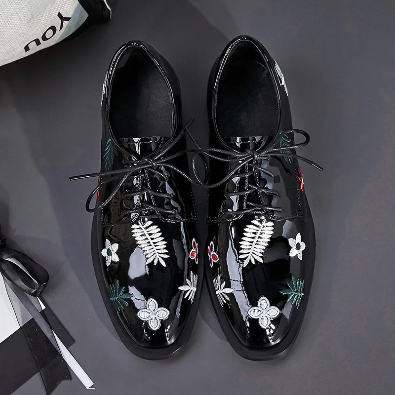 Женские туфли из лакированной кожи с вышитыми цветами; удобные туфли-оксфорды на плоской подошве; фирменный дизайн; удобные весенние броги на шнуровке